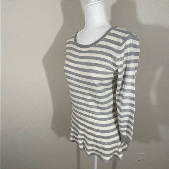 Metaphor sz sm sweater gray/ white back button accent - Picture 9 of 12